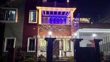 Fachada da propriedade à noite