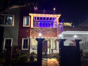 住宿正面 (夜晚)