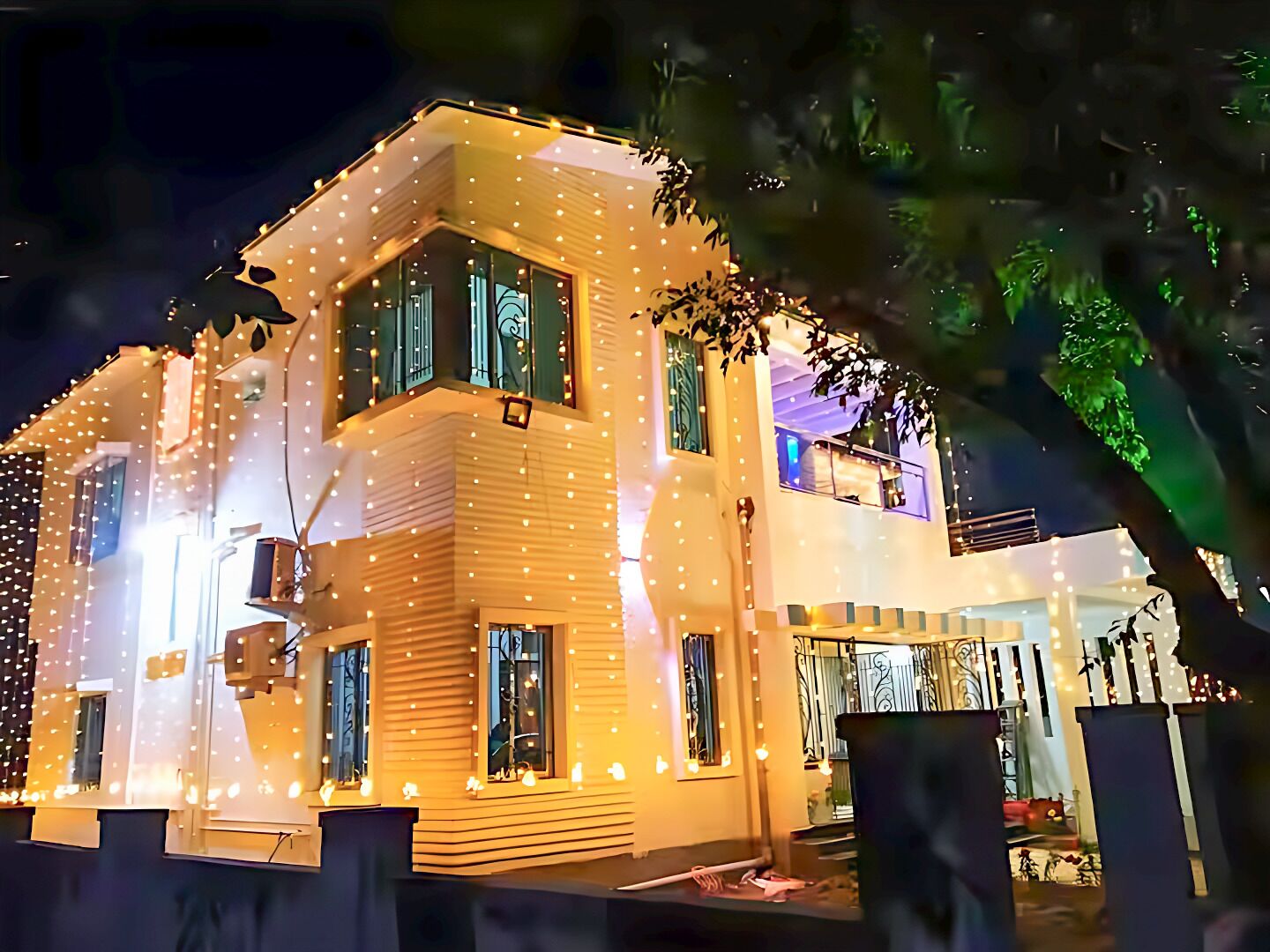 Three Bedroom Villa With Garden | Laptop workspace, free WiFi, bed sheets