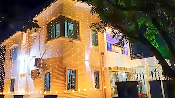 Three Bedroom Villa With Garden | Laptop workspace, free WiFi, bed sheets