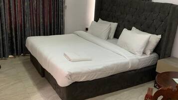 Habitación de lujo | Escritorio y espacio para trabajar con laptop