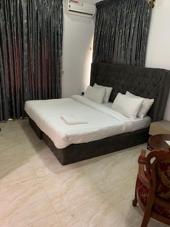 Luxury-Zimmer | Schreibtisch, laptopgeeigneter Arbeitsplatz