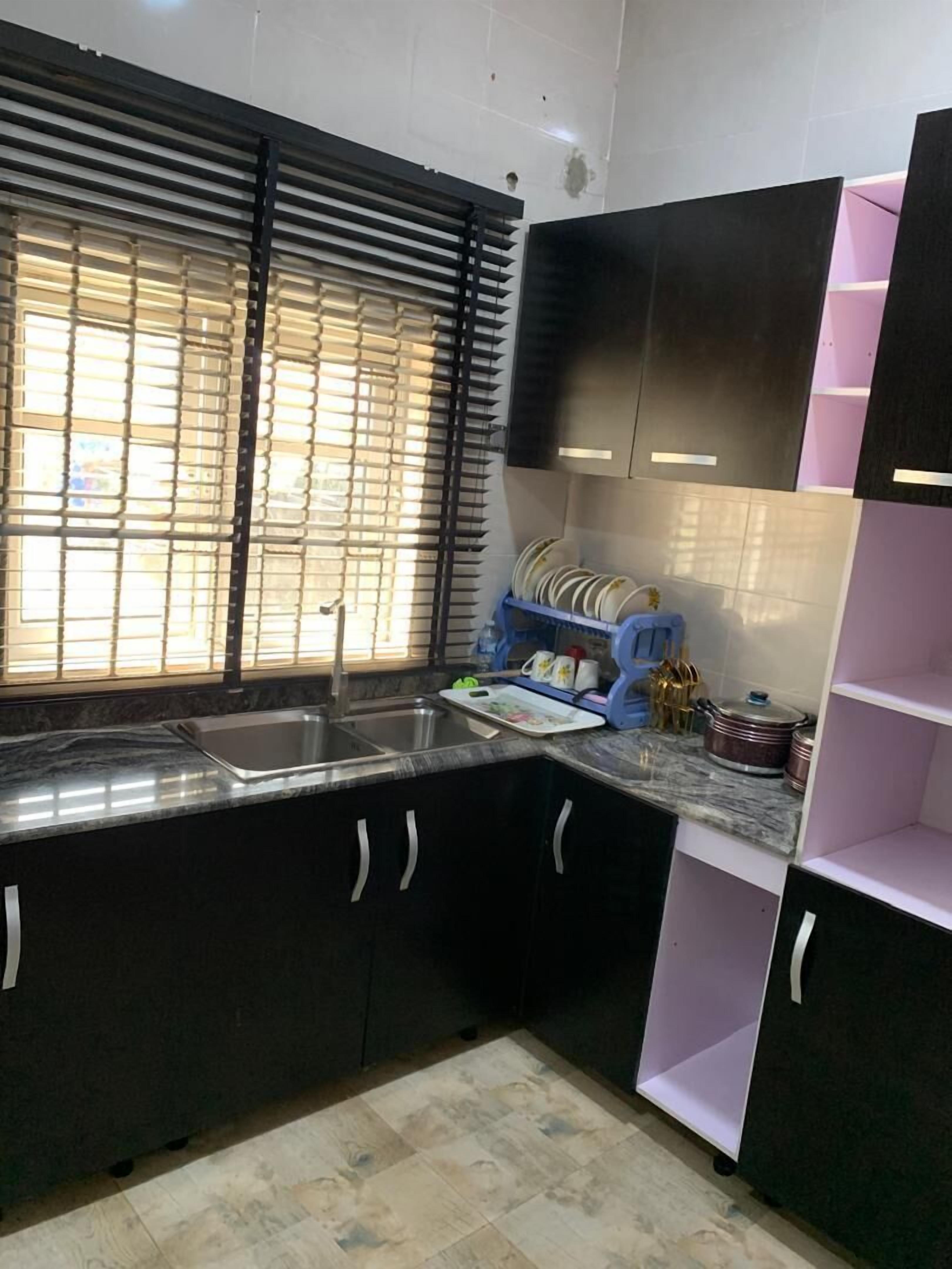 Deluxe Room | Private kitchen | Full-size fridge, stovetop, cookware/dishes/utensils