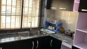 Deluxe-værelse | Privat køkken | Køleskab/fryser i fuld størrelse, kogeplade