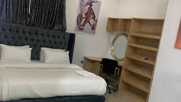 Escritorio y espacio para trabajar con laptop