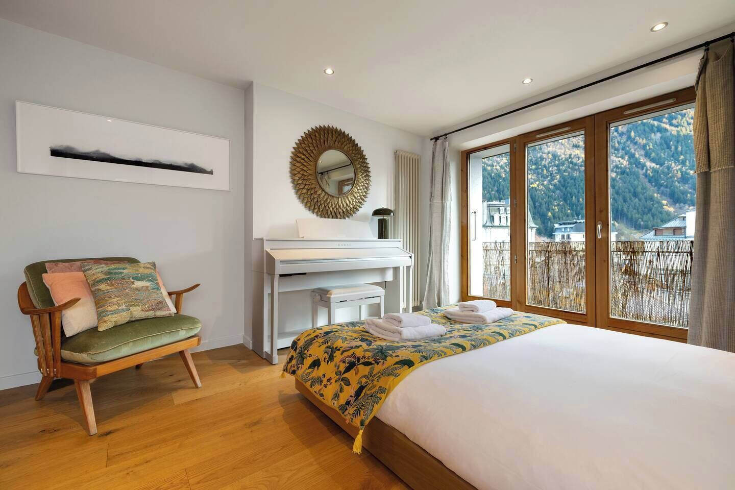 Iron/ironing board, travel crib, WiFi, bed sheets