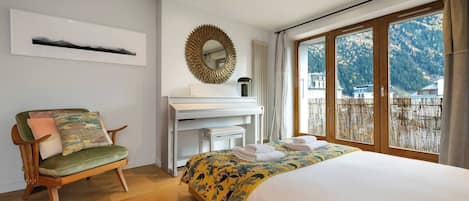 Iron/ironing board, travel crib, WiFi, bed sheets