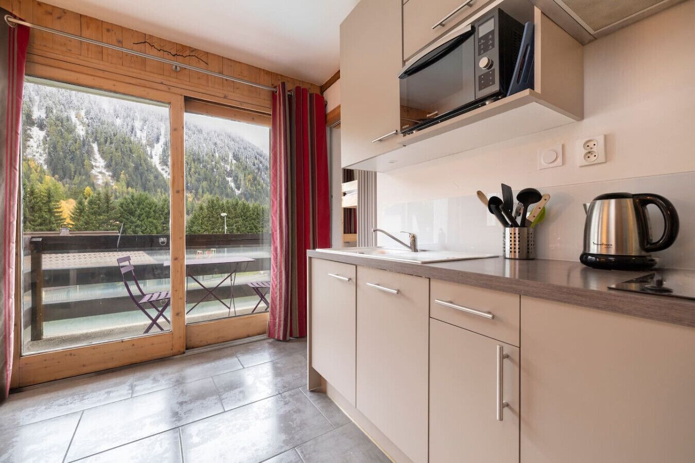 Microwave, stovetop, dishwasher, coffee/tea maker