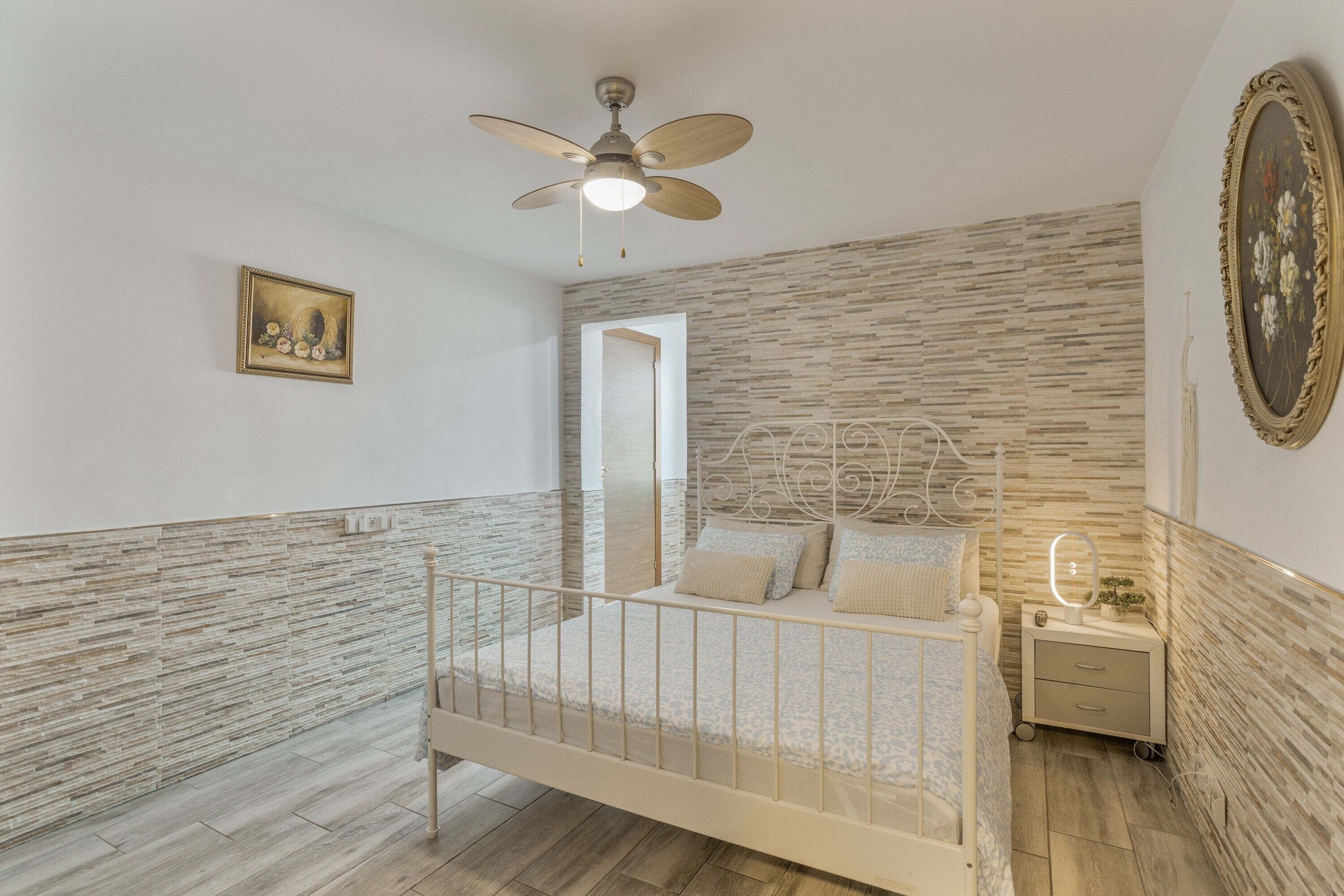 Tabla de planchar con plancha, wifi y ropa de cama 