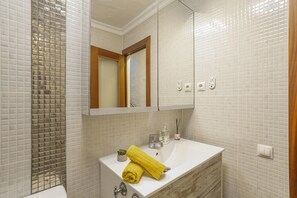 Dusche, Haartrockner, Handtücher