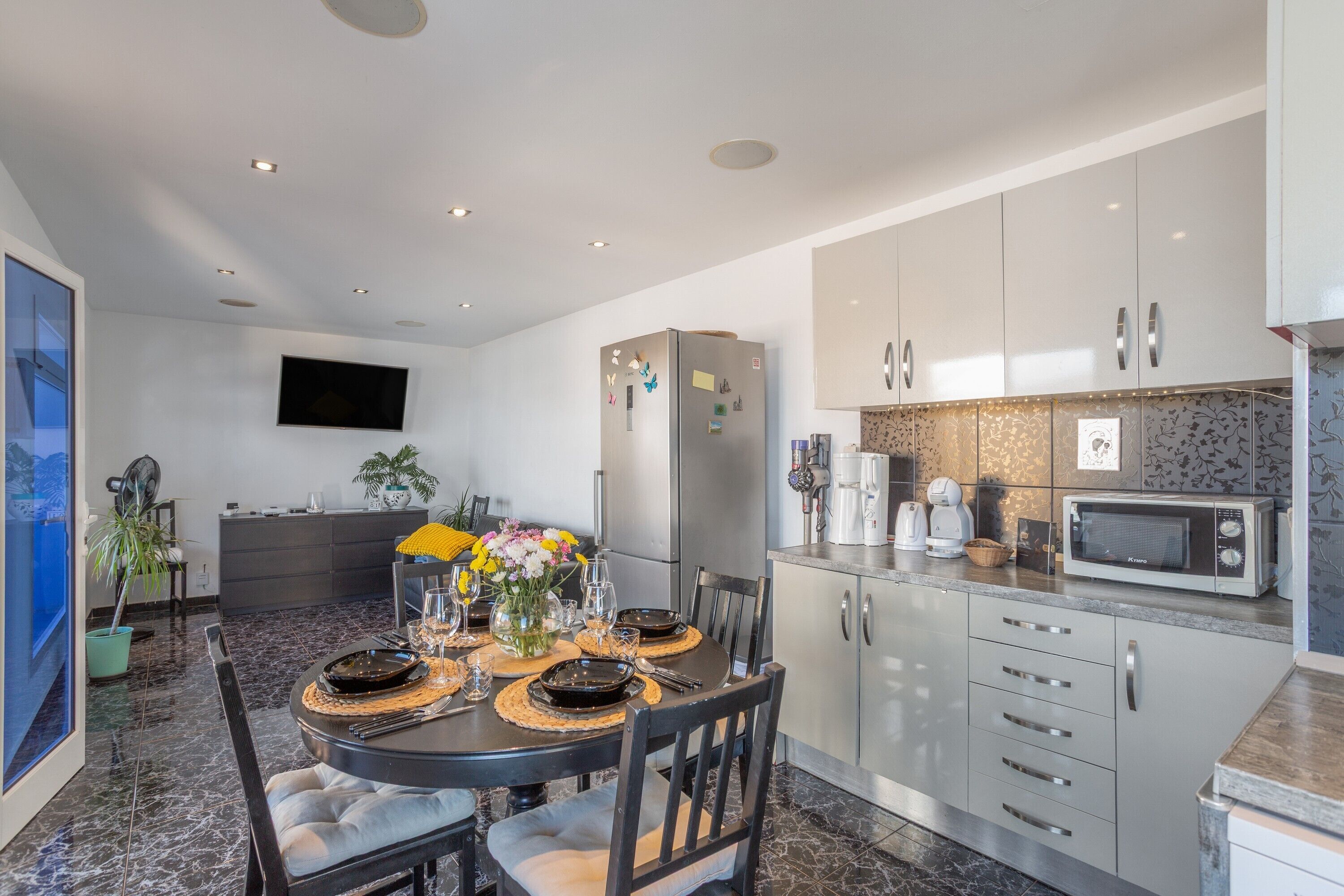 Réfrigérateur, micro-ondes, four, plaque de cuisson