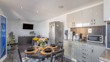 Frigorífico, microondas, horno y placa de cocina