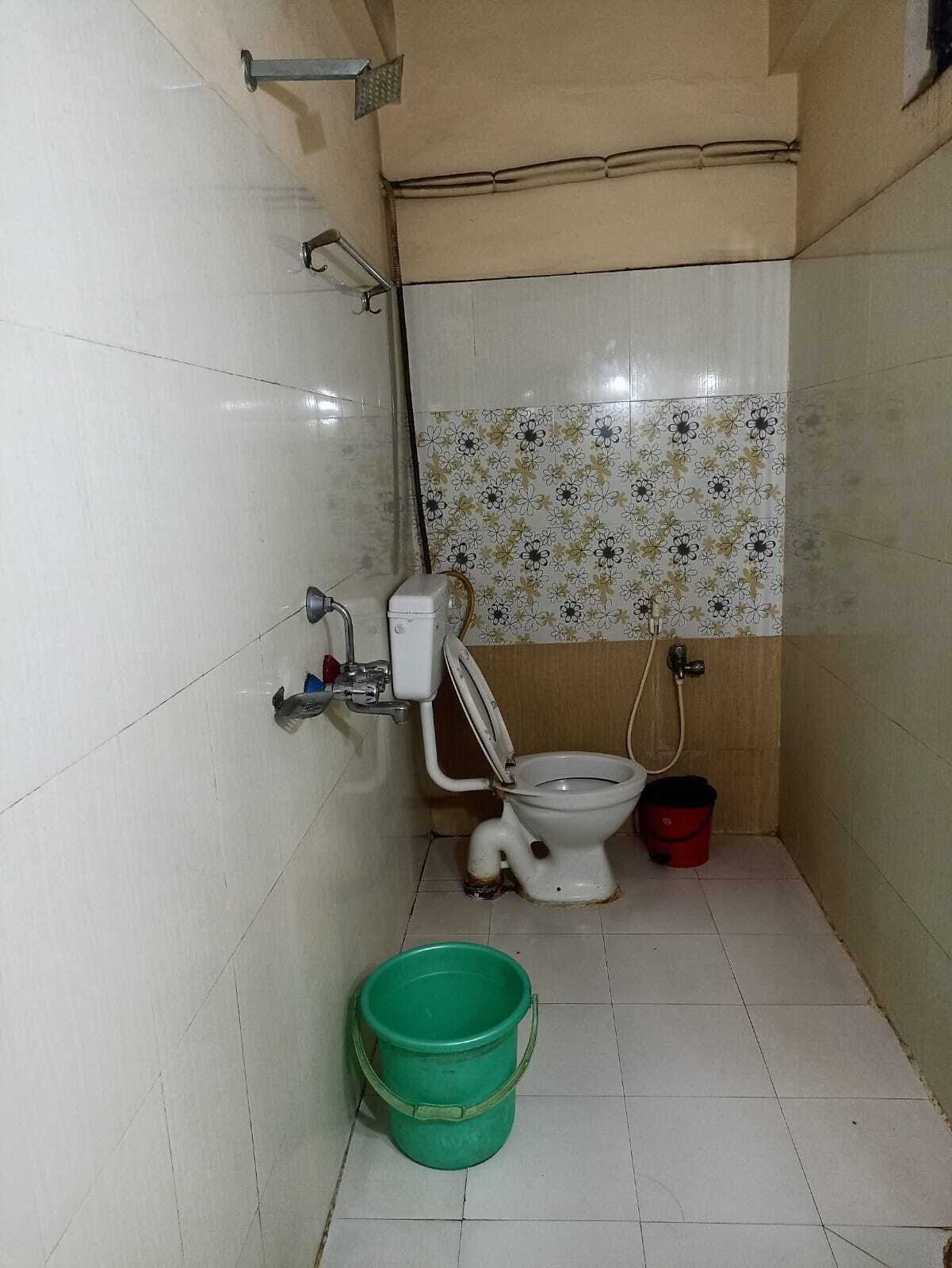 标准三人房 | 浴室 | 淋浴设施、毛巾、肥皂