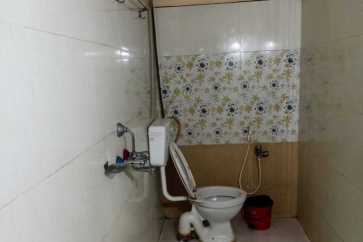 Habitación triple estándar | Baño | Regadera, toallas, jabón