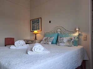 Iron/ironing board, Internet, bed sheets - Apartment in the city center with spectacular views and easy access. (Ponta Delgada)