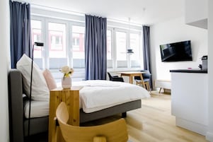Appartamento, vista città | Una scrivania, insonorizzazione, Wi-Fi gratuito