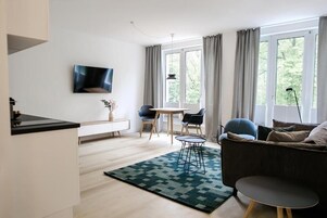 Appartamento Deluxe, vista città | Area soggiorno | TV