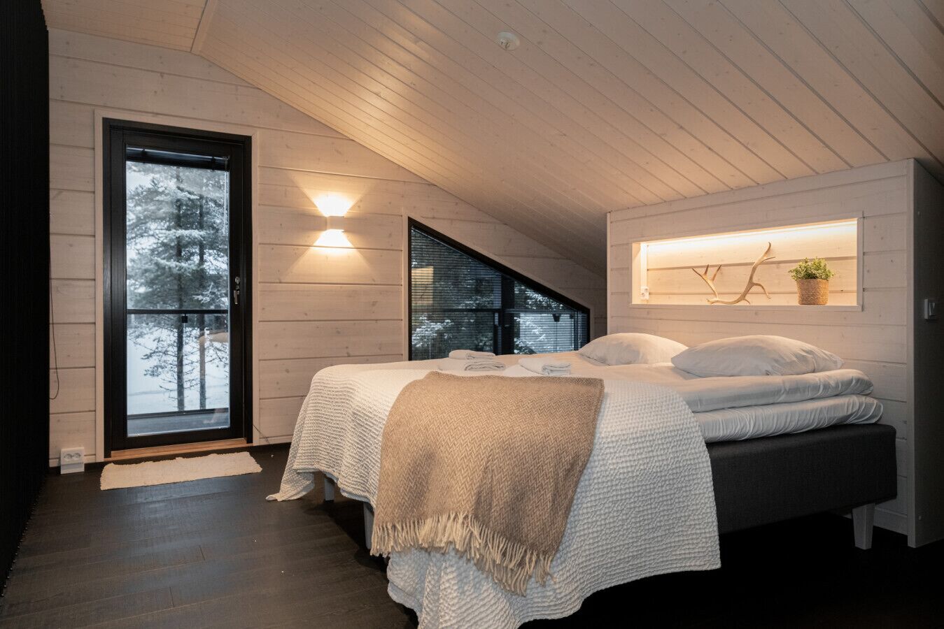 4 bedrooms, desk, iron/ironing board, WiFi
