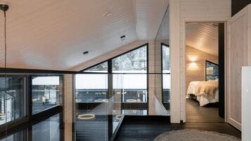 4 bedrooms, desk, iron/ironing board, WiFi