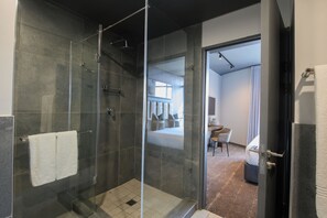 Secador de pelo, toallas, jabón, shampoo