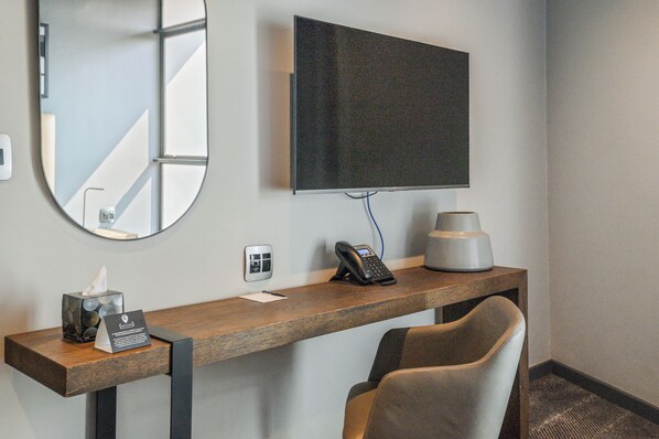 Escritorio y espacio para trabajar con laptop 