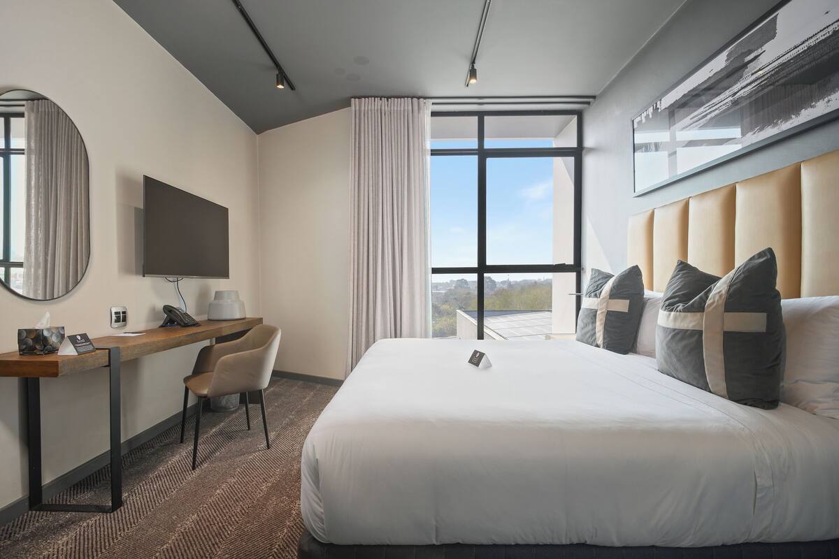 Escritorio y espacio para trabajar con laptop