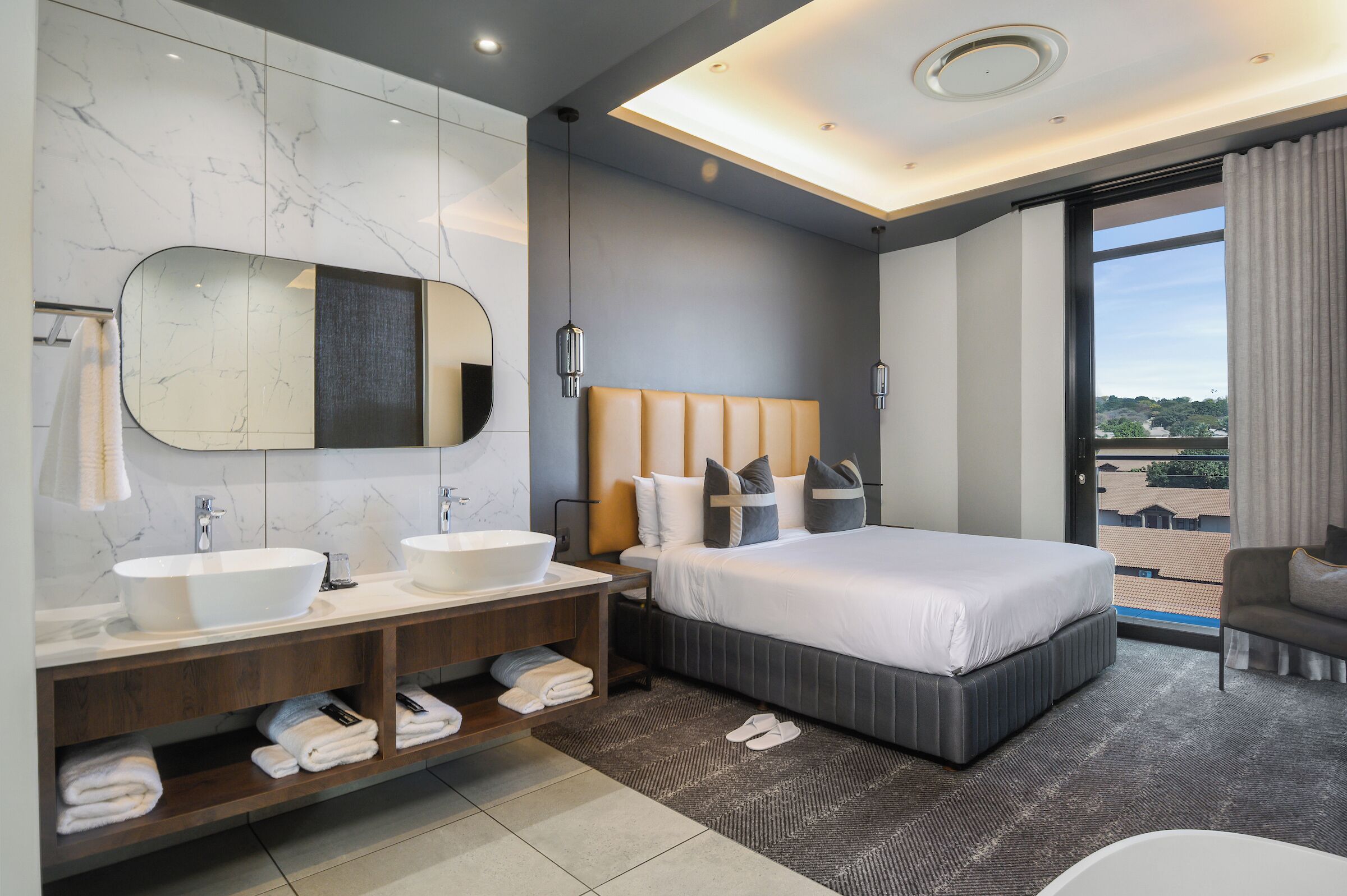 مكتب ومساحة عمل للكمبيوتر المحمول ومكواة/لوح كي وواي فاي مجانًا