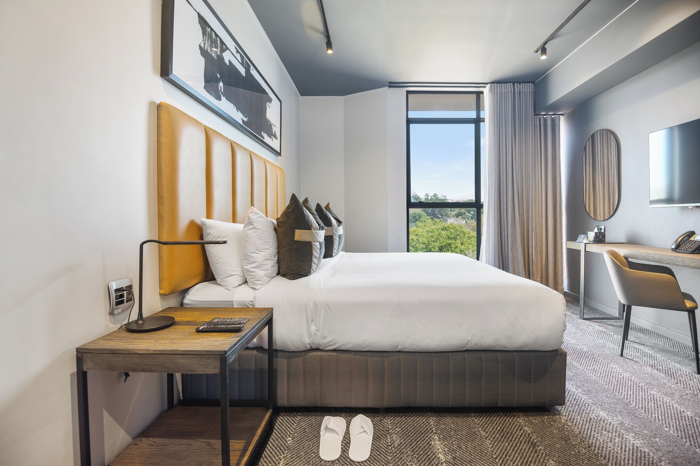 Bàn, khu vực làm việc phù hợp cho laptop, bàn ủi/dụng cụ ủi quần áo 