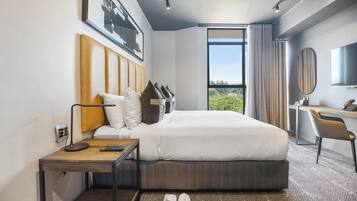 Escritorio y espacio para trabajar con laptop