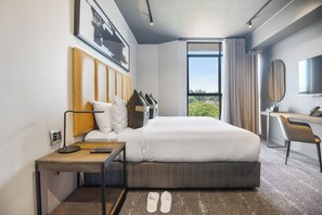 Escritorio y espacio para trabajar con laptop 