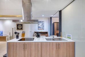 Kühlschrank, Mikrowelle, Ofen, Wasserkocher mit Kaffee-/Teezubehör