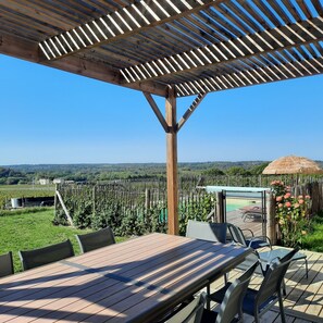 Outdoor dining - Le Castèl de Lamothe - Comfort and modernity amidst vineyards, breathtaking views (Sauternes)