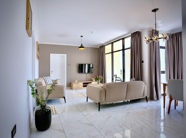 Standard-huone, parveke, kaupunkinäköala | Oleskelualue | Tulostin