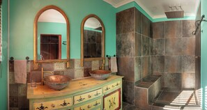 Douche, sèche-cheveux, serviettes fournies, savon