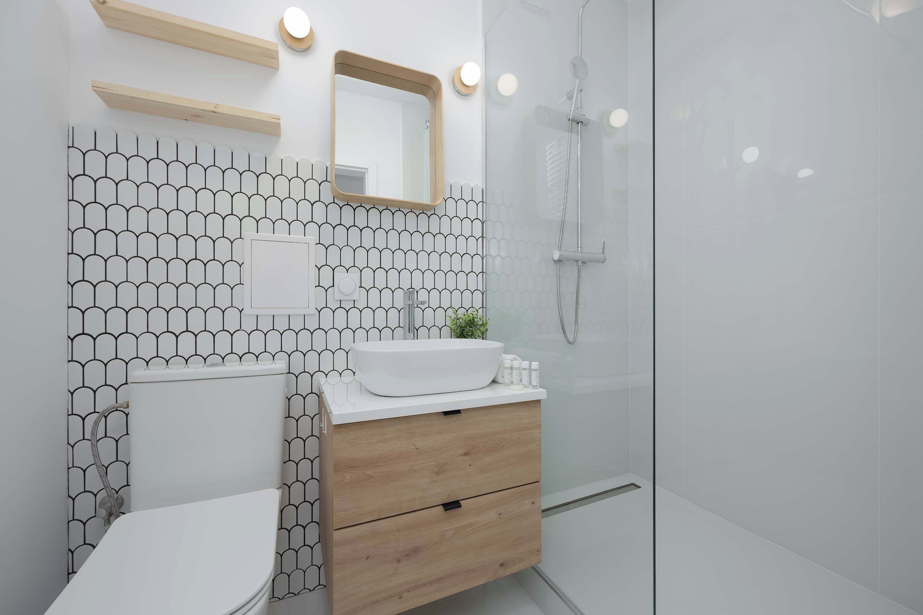 Shower, hair dryer, towels, shampoo