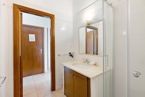 Douche, sèche-cheveux, serviettes fournies