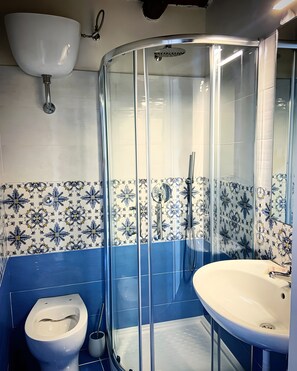 Shower, hair dryer, towels - Caprioli Sea View Room with Wi-Fi and Air Conditioning (Pisciotta)
