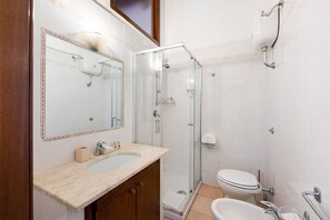 Shower, hair dryer, towels - Caprioli Sea View Room with Wi-Fi and Air Conditioning (Pisciotta)