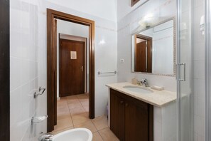 Shower, hair dryer, towels - Donna Carmela Sea View Room with Wi-Fi and Air Conditioning (Pisciotta)
