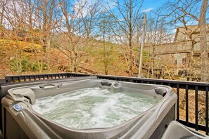 Outdoor spa tub - Cozy 4 bedroom, Ski in Ski out, Pet Friendly, on slope Beech Mountain (Beech Mountain)