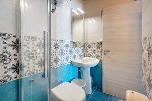 Douche, sèche-cheveux, serviettes fournies