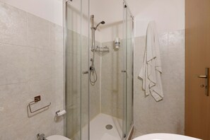 Shower, hair dryer, towels - Libeccio Garden View Room with Wi-Fi and Air Conditioning (Pisciotta)