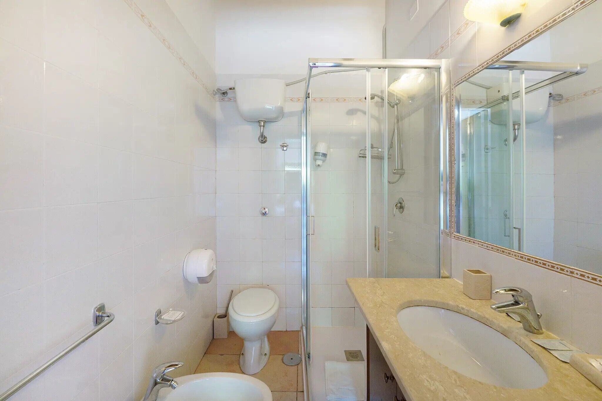 Douche, sèche-cheveux, serviettes fournies