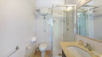 Douche, sèche-cheveux, serviettes fournies