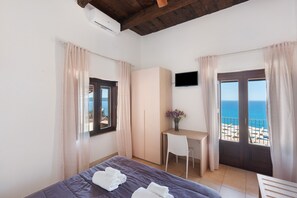 WiFi, bed sheets - Lucio Battisti Sea View Room with Wi-Fi and Air Conditioning (Pisciotta)