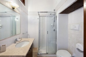 Shower, hair dryer, towels - Lucio Battisti Sea View Room with Wi-Fi and Air Conditioning (Pisciotta)