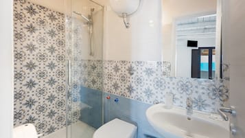Ducha, secador de pelo y toallas