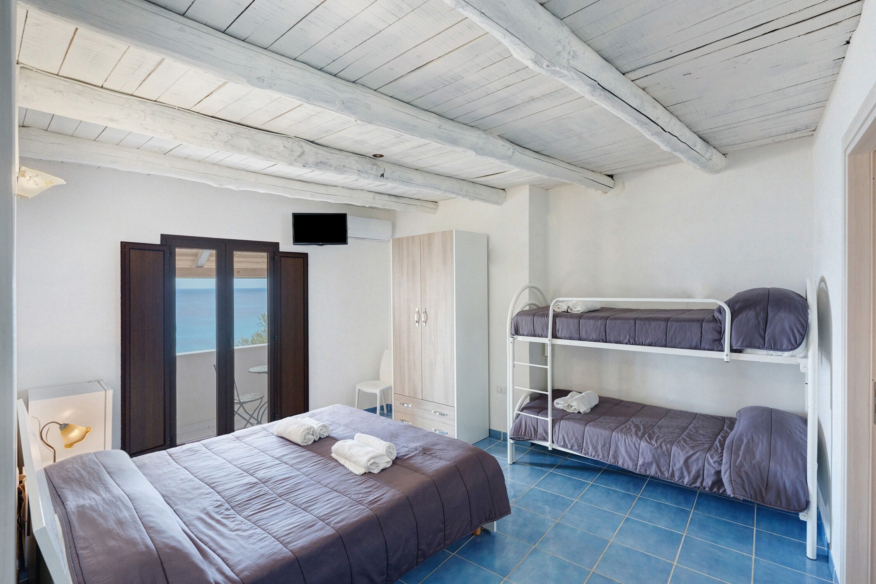 WiFi, bed sheets