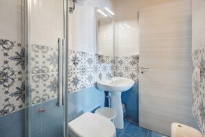 Een douche, een haardroger, handdoeken