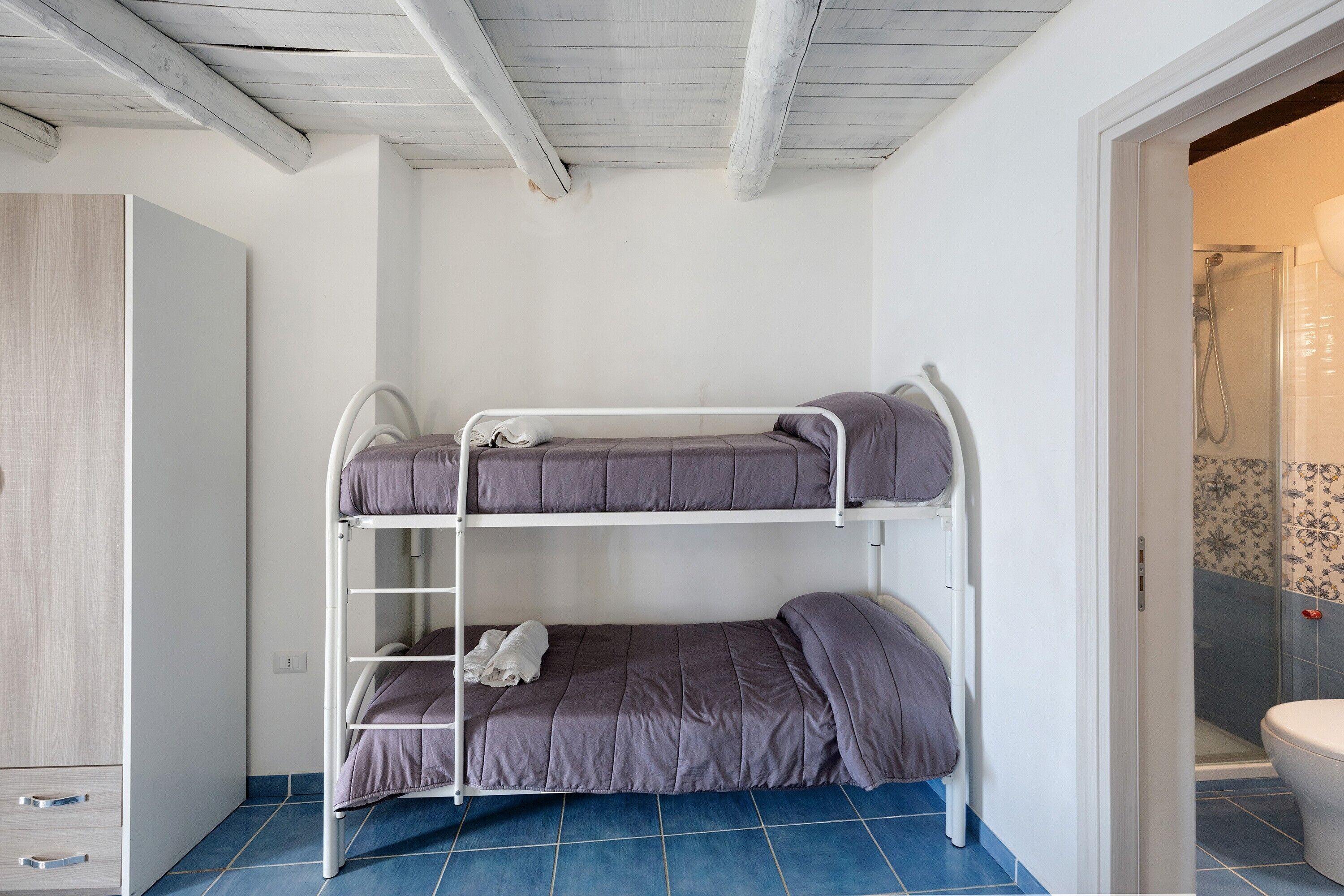 WiFi, bed sheets